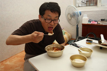 ▲ 최저생계비 생활 체험수기를 올린 한나라당 차명진 의원