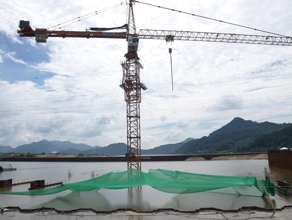 ▲ 환경단체가 불법점거하고 있는 함안보 타워크레인. 아래에 안전그물망이 설치돼 있다. ⓒ 뉴데일리