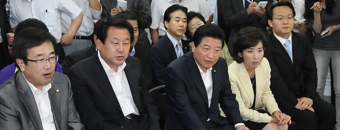 ▲ 한나라당 안상수 대표와 김무성 원내대표, 나경원.서병수 최고위원 등이 28일 오후 서울 여의도동 한나라당사에 마련된 투개표 상황실에서 개표 방송을 보며 투표율에 놀라고 있다 ⓒ 연합뉴스