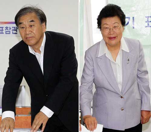 ▲ 28일 오전 서울 은평구에서 한나라당 이재오(왼쪽), 민주당 장상 후보가 각각 투표하고 있다 ⓒ 연합뉴스