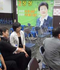 ▲ 재보선 서울 은평을 선거구에서 한나라당 이재오 후보에게 패한 야당통합후보 민주당 장상 후보 사무실에서 패배가 확정된 뒤 지지자들이 모두 빠져 나가 썰렁한 모습이다 ⓒ연합뉴스