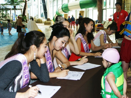 ▲ 어린이 팬들에게 사인을 하고 있는 미스코리아 당선자들. 왼쪽부터 이귀주(미 알펜시아), 김혜영(선), 정소라(진), 안다혜(미 한국일보). ⓒ 뉴데일리