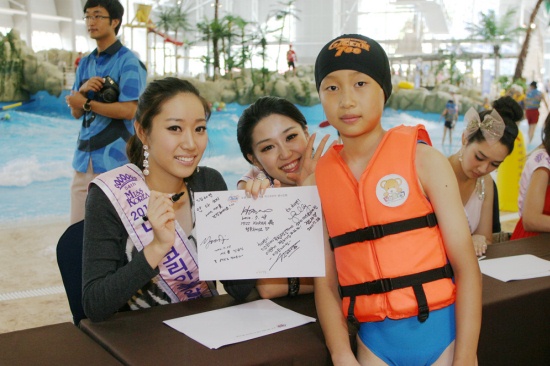 ▲ 어린이 팬과 기념사진을 찍고 있는 이귀주(미 알펜시아)와 김혜영(선).&nbsp; ⓒ 뉴데일리