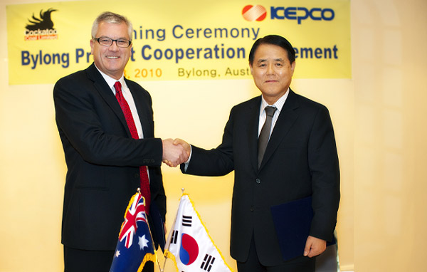 ▲ 한전 김쌍수 사장과 호주 코카투사의 Managing Director Mark H. Lochtenberg가 호주의 바이롱 유연탄 광산 개발 및 운영방안을 명시한 협력협정에 서명하고 악수하고 있다 ⓒ 뉴데일리