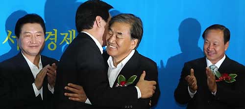 ▲ 29일 오전 여의도 한나라당 당사에서 이재오 당선자가 김무성 원내대표로부터 축하를 받고 있다 ⓒ 연합뉴스