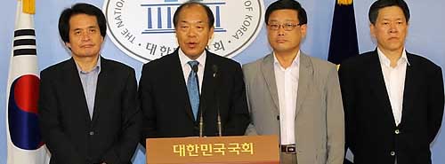 ▲ 민주당 쇄신연대 의원들이 29일 오전 국회에서 7.28 재보선 결과에 관해 비주류 의견을 밝히고 있다 ⓒ 연합뉴스