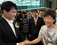 ▲ 한나라당 박근혜 전 대표가 29일 오후 서울 양재동 aT센터에서 열린 윤상현 의원의 결혼식에 참석해 윤 의원과 악수하며 환하게 웃고 있다 ⓒ 연합뉴스