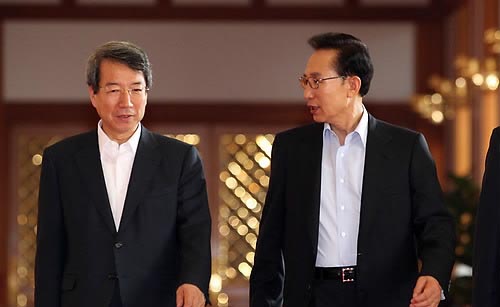 ▲ 이명박 대통령과 29일 사의를 표명한 정운찬 국무총리. ⓒ연합뉴스