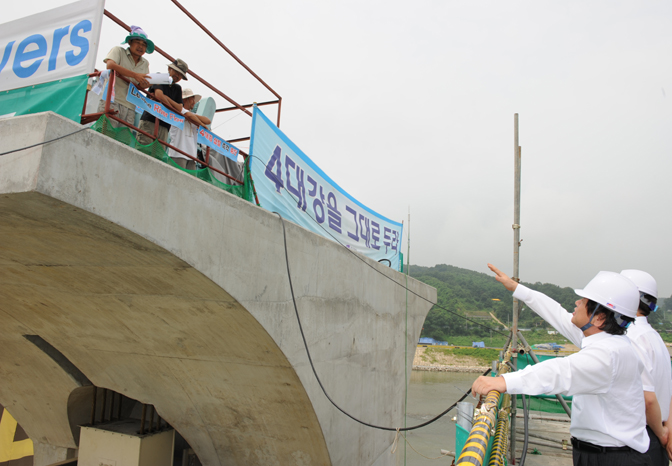 ▲ 29일 이포보 공도교에 올라 농성자를 설득하고 있는 심명필 본부장(오른쪽) ⓒ 뉴데일리