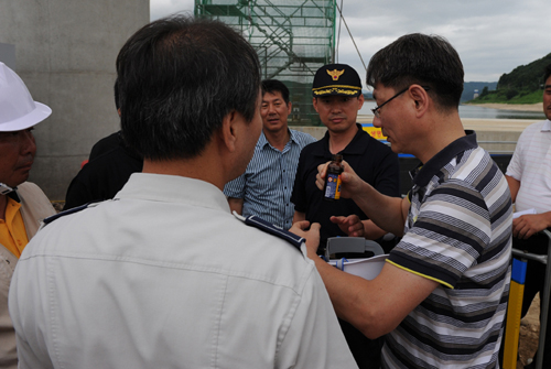 ▲ 농성자들에게 올려보낼 의약품 등 물품 상자에서 경찰과 이인동 전문의가 내용물을 점검하고 있다. 이 과정에서 비타500음료수 병에서 석유계통의 연료가 들어있는 사실이 적발됐다. 이오봉 기자