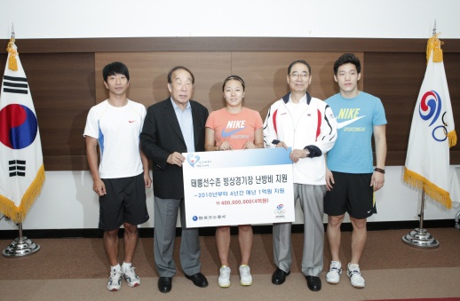 ▲ 좌측부터, 이규혁 선수, 박용성 대한체육회 회장, 이상화 선수, 주강수 한국가스공사 사장, 모태범 선수. ⓒ 뉴데일리