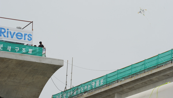 ▲ 이포보 구조물에서 점거농성자들이 연을 날리고 있다. 이들이 이런 '퍼포먼스'를 벌이고 있는 동안에도 하루 수천만원씩 공중으로 사라지고 있다. ⓒ 뉴데일리