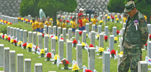 ▲ 서울 동작동 국립현충원의 베트남전 참전 용사 묘지를 찾은 한 노병이 옛 전우들의 묘비를 살피며 고인들의 넋을 기리고 있다. ⓒ 연합뉴스