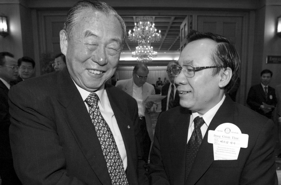 ▲ 2002년 9월 6일 신라호텔에서 만난 이대용 장군(좌)과 즈엉징 특 前 주한 베트남 대사(우) ⓒ 자료사진