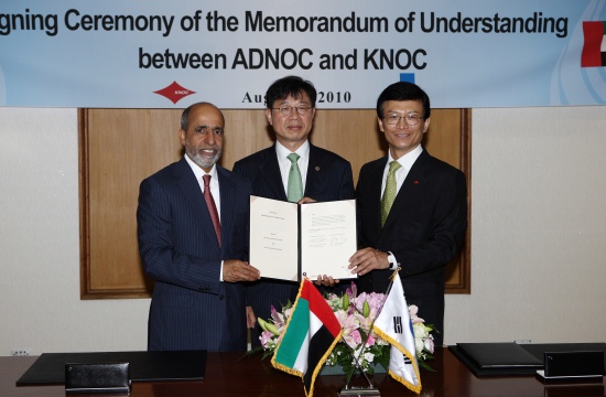 ▲ 2일 오전 경기도 안양시 석유공사 본사에서 열린 유전 개발 및 석유비축 분야 협력을 위한 양해각서(MOU) 체결 후 Yousef ADNOC 총재(왼쪽부터), 김영학 지식경제부 2차관, 강영원 한국석유공사 사장이 기념촬영을 하고 있다. ⓒ 뉴데일리