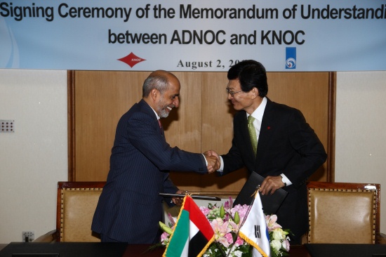 ▲ 강영원 한국석유공사 사장(오른쪽)과 Yousef ADNOC 총재가 2일 오전 경기도 안양시 석유공사 본사에서 유전 개발 및 석유비축 분야 협력을 위한 양해각서(MOU)를 체결한&nbsp;후 악수를 나누고&nbsp;있다. ⓒ 뉴데일리