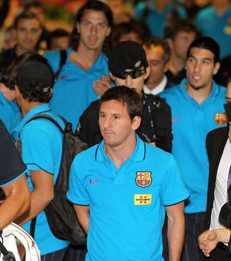 ▲ 리오넬 메시(가운데)등 FC바르셀로나 선수들이 인천공항에 도착했다.&nbsp;ⓒ 연합뉴