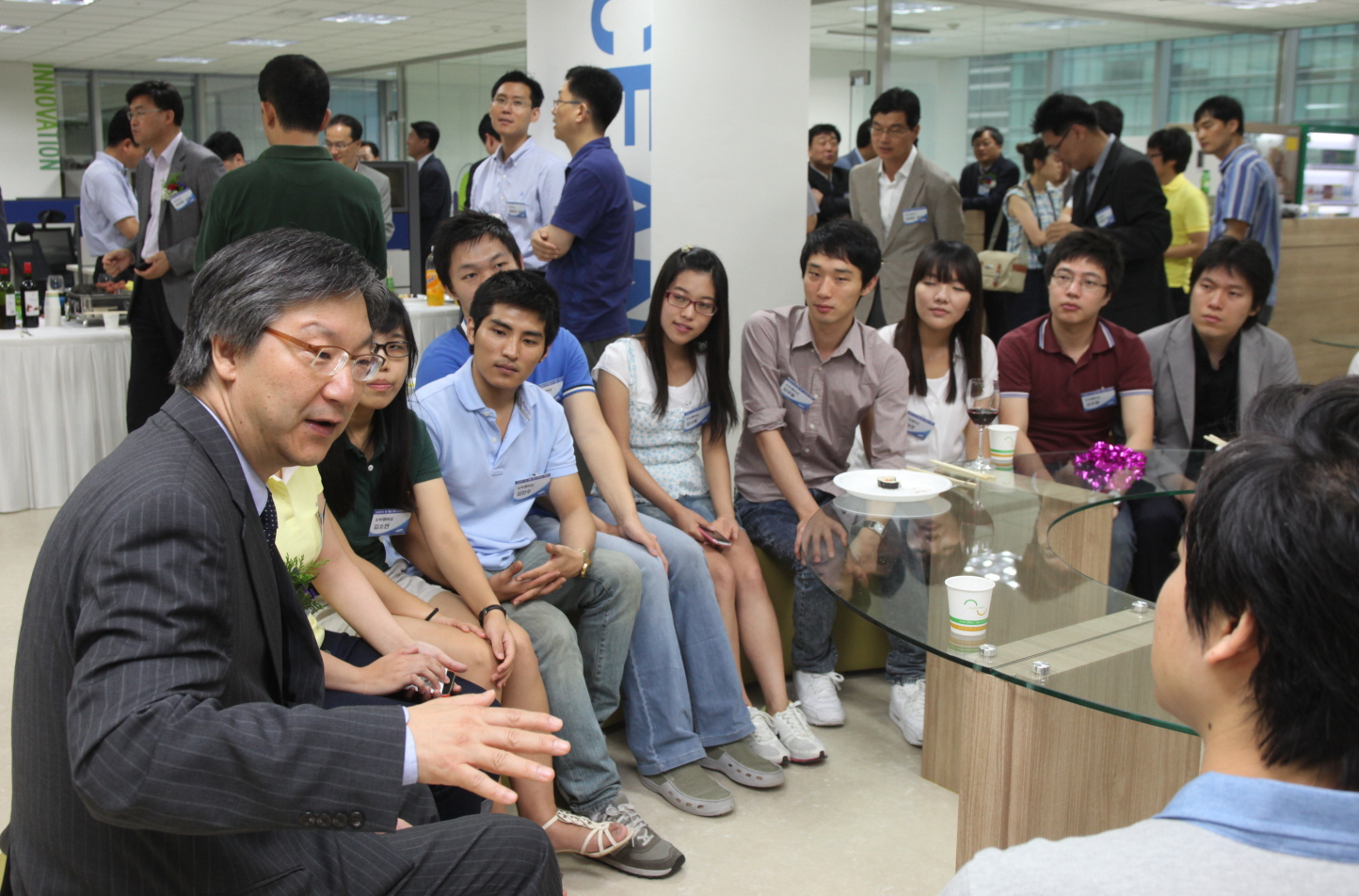 ▲ 삼성전자 MSC (Media Solution Center) 센터장인 이호수 부사장과 삼성전자 S/W 멤버십 멤버, 1인 개발자들이 참석한 가운데 2일, 삼성동에서 애플리케이션 관련 중소기업과 개발자들과의 파트너십을 강화하는 앱 개발센터 'OCEAN' 개관식이 열렸다. ⓒ 뉴데일리