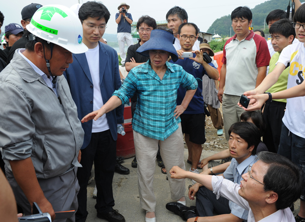 ▲ 민주당 천정배 의원(오른쪽 앉은사람)과 김희선 전의원(가운데 푸른색 상의)이 여주 이포보 현장으로 농성자에게 줄 음식을 들고 찾아와 4대강 반대 시위를 하고 있다. ⓒ 뉴데일리