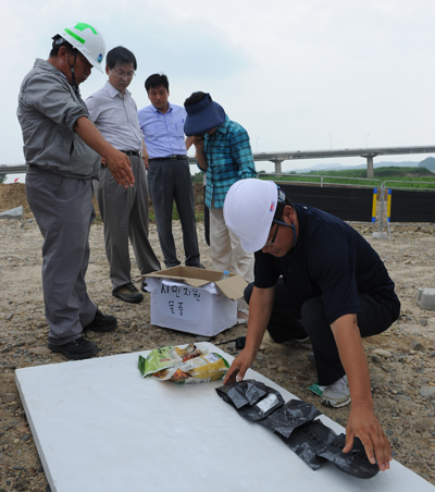 ▲ 천정배 의원 일행이 가져온 음식물을 현장에서 점검하고 있다. ⓒ 뉴데일리