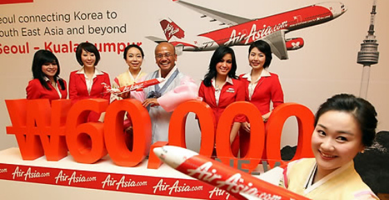 ▲ 세계 최고의 저가항공사인 에어아시아의 장거리 노선인 에어아시아 엑스의 CEO 아즈란 오스만 라니가 2일 오전 서울 웨스틴 조선호텔에서 한국노선 예약업무 개시를 기념해 승무원들과 함게 서울-> 쿠알라룸푸르 6만원(편도기준)의 최저가 행사를 알리고 있다. 에어아시아 엑스는 오는 11월1일 서울-쿠알라룸푸르 취항을 앞두고 오는 4일부터 8일까지 홈페이지를 통한 예약 접수시 최저 항공요금인 6만원에 예약을 받게 된다 ⓒ 뉴데일리