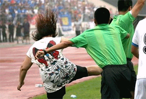 ▲ 심판 판정에 불만을 품은 여성 축구팬이 경기장으로 뛰쳐나와 심판을 폭행하는 사건이 발생했다 ⓒ&nbsp;온바오닷컴 캡처&nbsp;