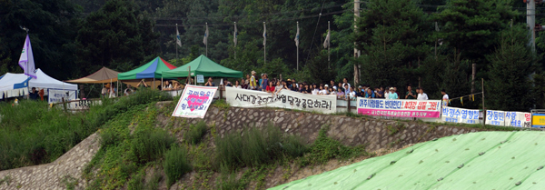 ▲ 여주 이포보 시위를 응원하고 있는 환경단체 회원들. 이들이 시위자들을 응원하고는 있지만, 시위가 끝난뒤 벌어질 후유증은 시위자들만 감당해야할 가능성이 높다. ⓒ 뉴데일리