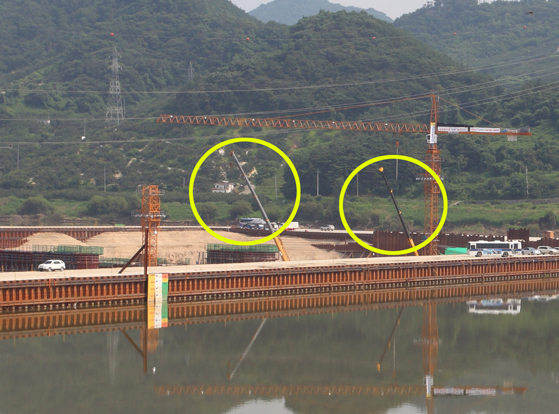 ▲ 함안보 타워크레인이 점거된뒤, 화물운반용 크레인이 추가 투입됐다. 이는 비용 증가로 이어진다. ⓒ 뉴데일리