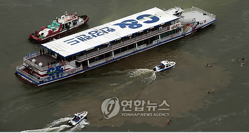 ▲ 한강 유람선. 한강에 유람선이 다니고, 바지선이 떠다녀도 한강을 운하라고 부르는 사람은 없다. ⓒ 연합뉴스