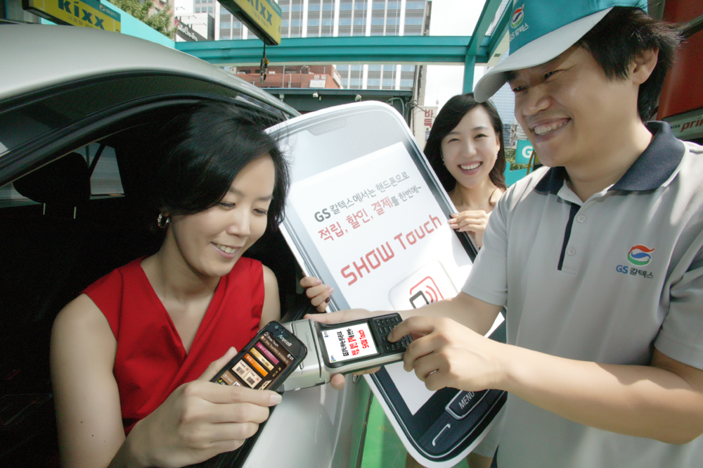▲ 주유소에서 '쇼터치'로 결제하는 소비자. ⓒ 뉴데일리