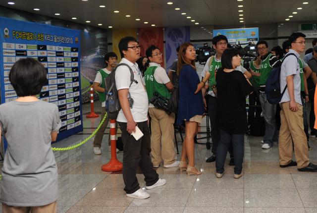 ▲ 3일 기자회견 직후 믹스트존에서 메시와 바르셀로나 선수들을 기다리던 취재진이 