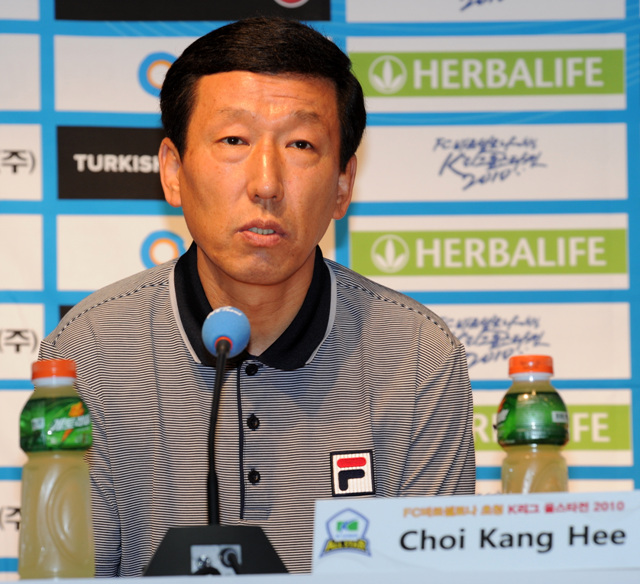 ▲ 3일 오후 서울월드컵경기장에서 열린 'FC바르셀로나 초청 K리그 올스타전 2010' 기자회견에 참석한 한국 K-리그 올스타팀 최강희 감독이 기자들의 질문에 답을 하고 있다.  ⓒ 박지현 기자 