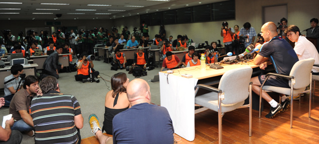 ▲ 3일 오후 서울월드컵경기장에서 열린 'FC바르셀로나 초청 K리그 올스타전 2010' 기자회견장을 가득 메운 국내외 취재진.  ⓒ 박지현 기자