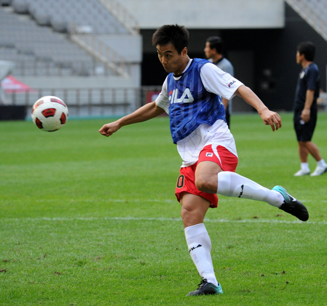 ▲ 4일 오후 8시에 열리는 'FC바르셀로나 초청 K리그 올스타전 2010' 친선 경기에 출전하는 이동국 선수가 몸을 풀고 있다.  ⓒ 박지현 기자