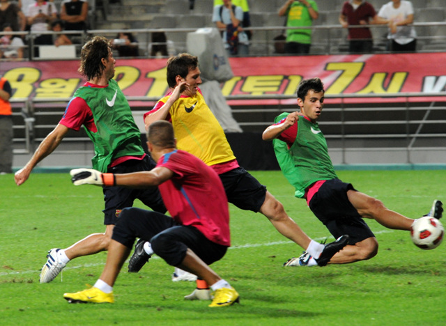 ▲ FC 바르셀로나 선수들이 'K리그 올스타전' 친선 경기를 앞두고 몸을 풀고 있다.  ⓒ 박지현 기자 