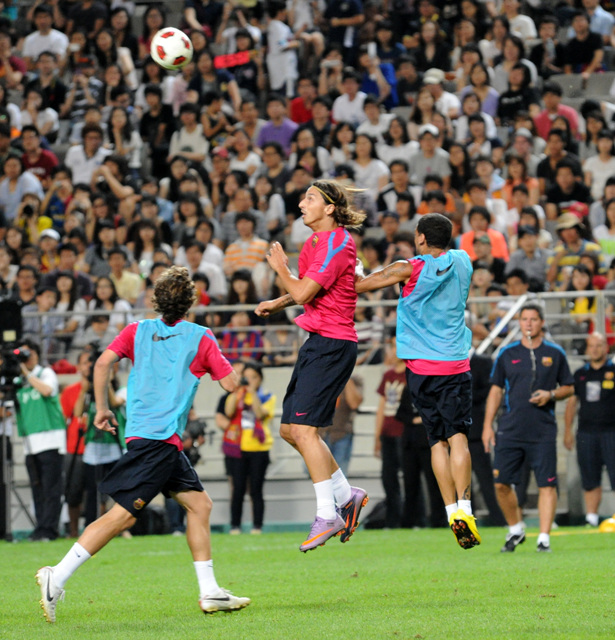 ▲ FC 바르셀로나 선수들이 'K리그 올스타전' 친선 경기를 앞두고 몸을 풀고 있다.  ⓒ 박지현 기자