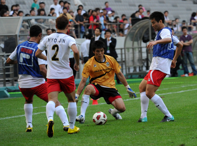 ▲ 김영광과 이동국이 볼 경합을 벌이고 있다.&nbsp; ⓒ 박지현 기자