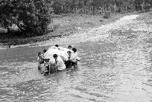 ▲ 신부의 짐을 실은 삼륜차가 강을 건너고 있다 ⓒ 희망지성 국제방송 캡처
