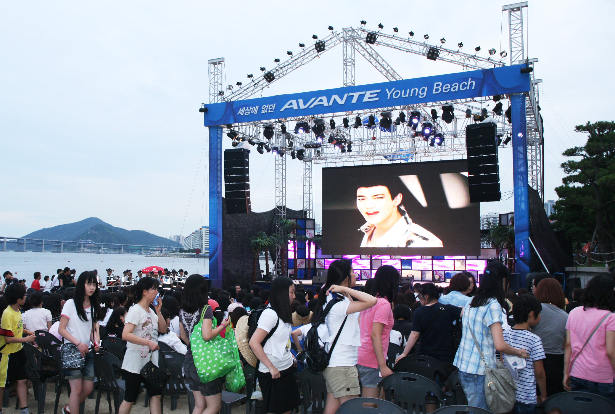 ▲ 부산 광안리에 펼쳐진 '세상에 없던 아반떼 영 비치' ⓒ 뉴데일리