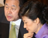 ▲ 김무성 원내대표(왼쪽)와 박근혜 전 한나라당 대표 ⓒ연합뉴스