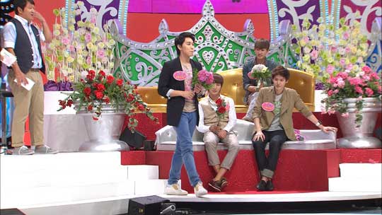 ▲ 슈퍼주니어의 성민이 걸스데이 '민아'에게 꽃다발을 건네고 있다. ⓒ 뉴데일리