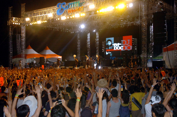 DJ DOC의 등장에 열광하는 페스티벌 참가자들 ⓒ 뉴데일리