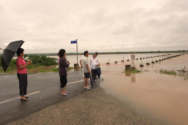 ▲ 지난 7월초 광주지역에 내린&nbsp;190mm정도의 비로 승촌보 공사 현장 인근&nbsp; 영산강 본류 제방도로까지 넘칠듯 찰랑거린다. ⓒ 뉴데일리