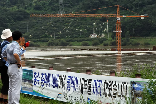 ▲ 지난 7월 장맛비로 잠긴 함안보 현장. 우기엔 이렇게 하천공사현장이 잠기는 일이 많다. 그래서 하천공사는 우기를 가장 적게 만나도록 서둔다. ⓒ 뉴데일리