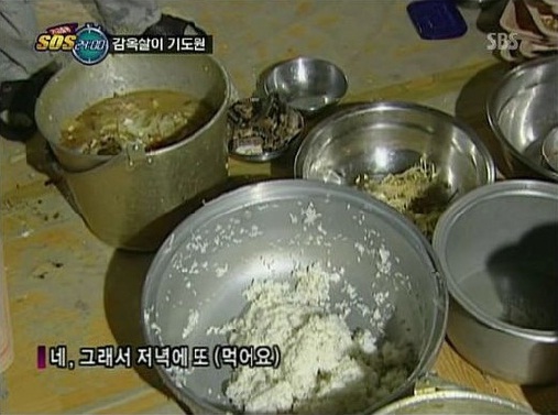 ▲ 먹고난 밥을 재활용하는 한 기도원&nbsp;ⓒ 방송화면