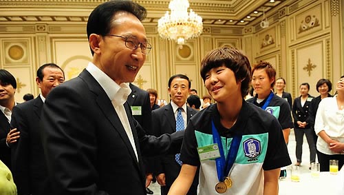 ▲ 이명박 대통령이 10일 청와대에서 열린 U20 여자월드컵 축구대표팀 초청 오찬에서 눈부신 활약을 펼친 지소연 선수를 격려하고 있다. ⓒ연합뉴스