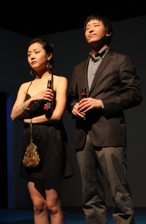 ▲ 연극 '클로져' 프레스콜에서 열연중인 배우 문근영(좌)과 엄기준(우) ⓒ 뉴데일리