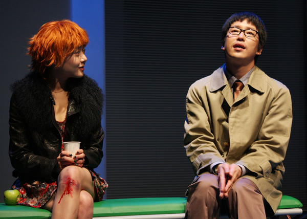 ▲ 연극 '클로져'의 앨리스(문근영)와 댄(엄기준)의 첫 만남 ⓒ 뉴데일리