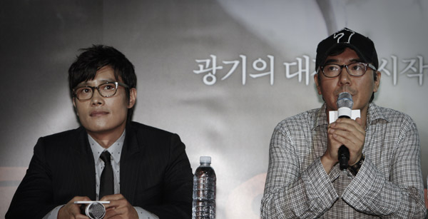 ▲ 영화 '악마를 보았다' 제작보고회에 참석한 이병헌(좌)과 김지운 감독(우) ⓒ 뉴데일리