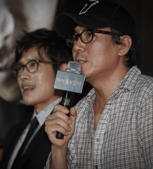 ▲ 영화 '악마를 보았다' 제작보고회에 참석한 이병헌(좌)과 김지운 감독(우) ⓒ 뉴데일리